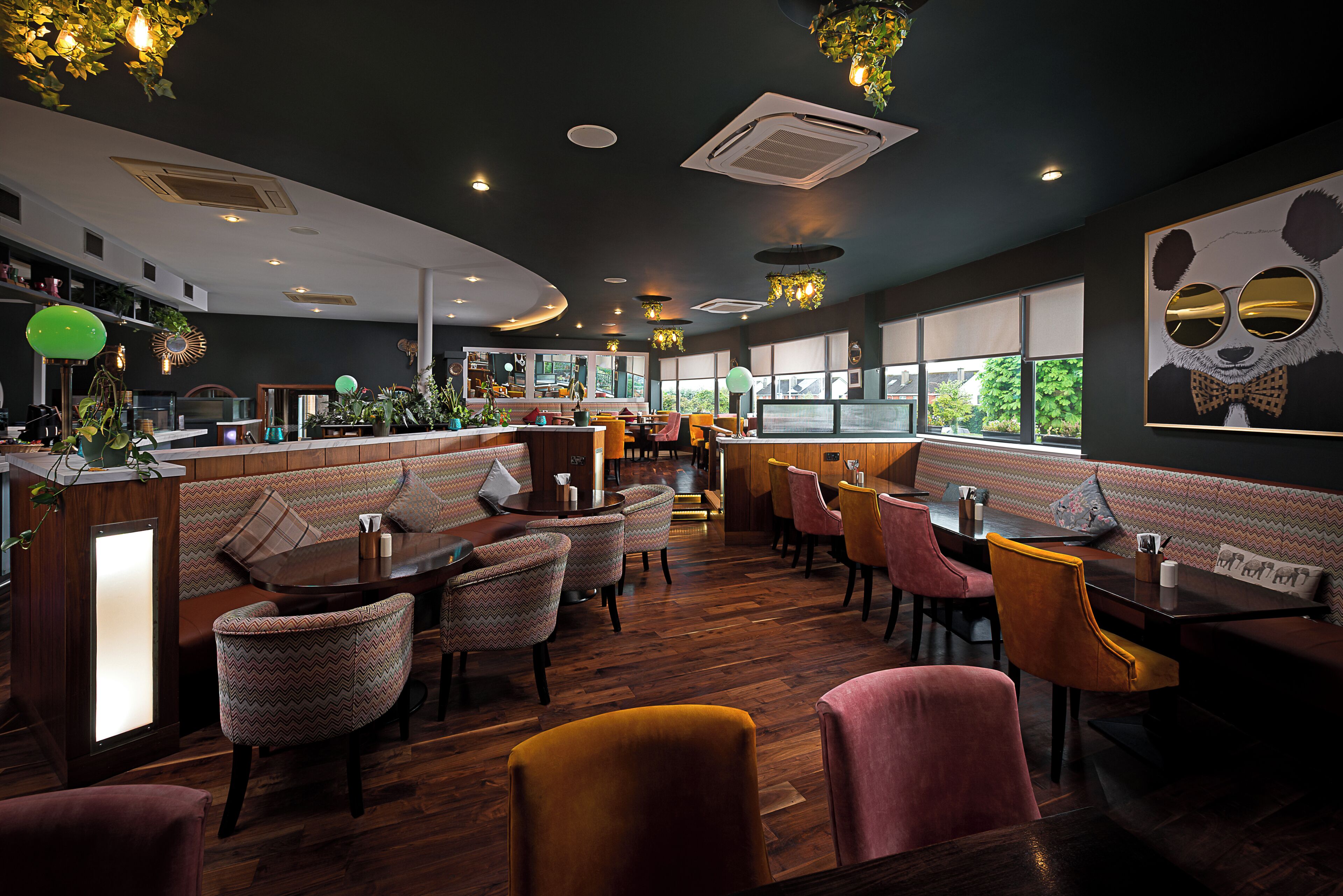 2 restaurants; lunch and dinner served 