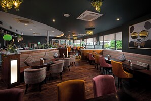 2 restaurants; lunch and dinner served 