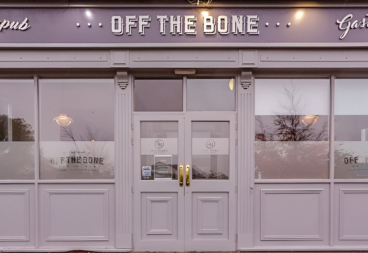 2 restaurants, lunch, dinner served; indian cuisine