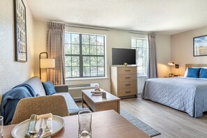 Premium Room, 1 Queen Bed | 1 bedroom, desk, bed sheets