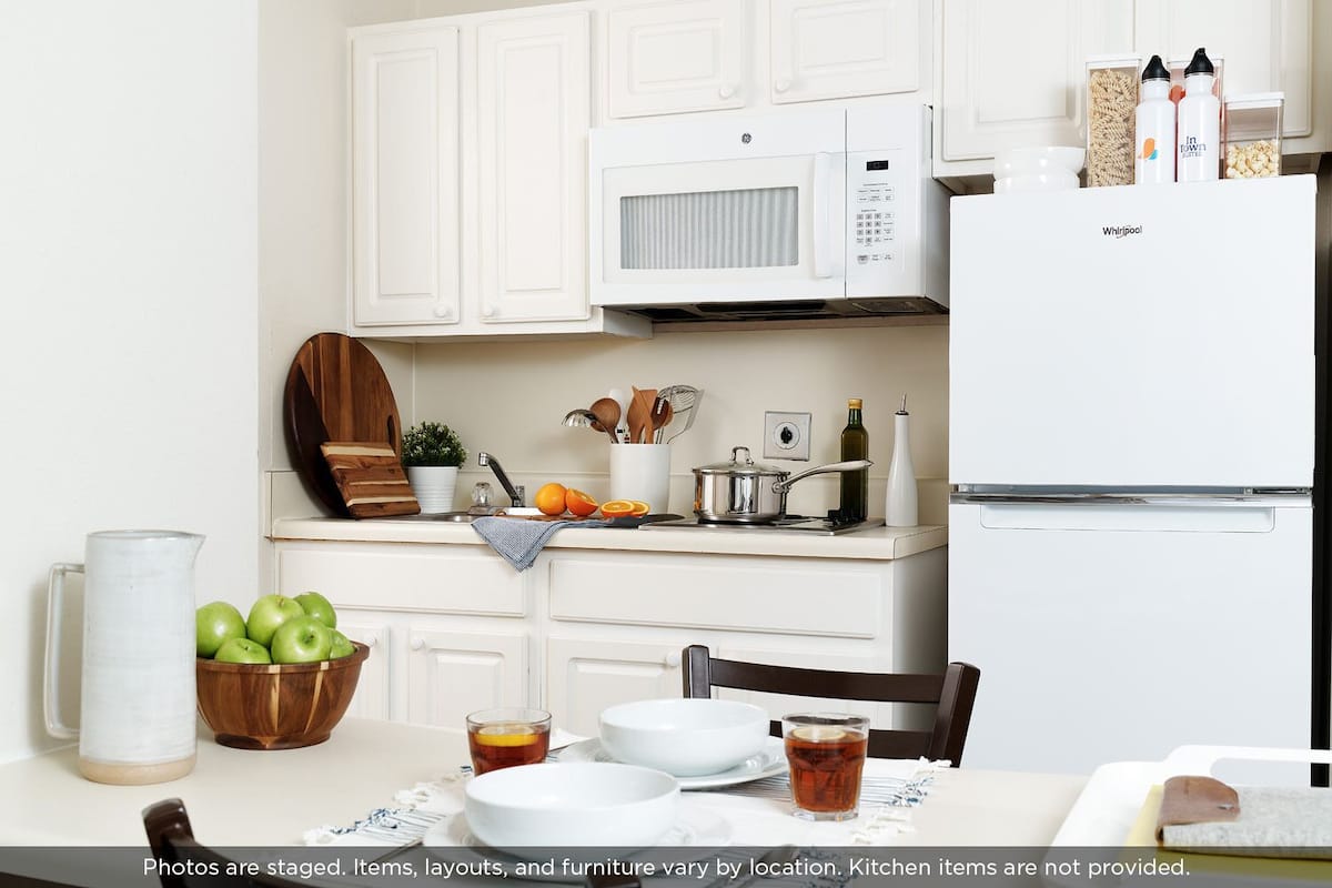 Refrigerador, microondas, placa de cocina, freezer