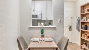 Refrigerador, microondas, parrilla de estufa y congelador