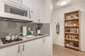 Réfrigérateur, micro-ondes, plaque de cuisson, tables à manger