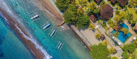 Kolam renang outdoor, dengan kursi berjemur