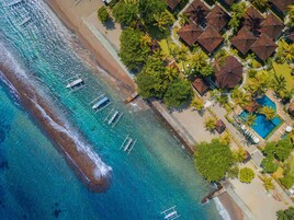 Una piscina al aire libre, tumbonas