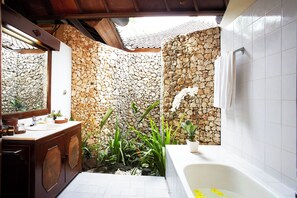 Superior Room, Garden View | Bathroom