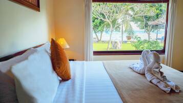 Deluxe Beach Front Villa | Minibar, caja de seguridad en la habitación y escritorio