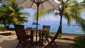 Con vista a la playa, abre todos los días