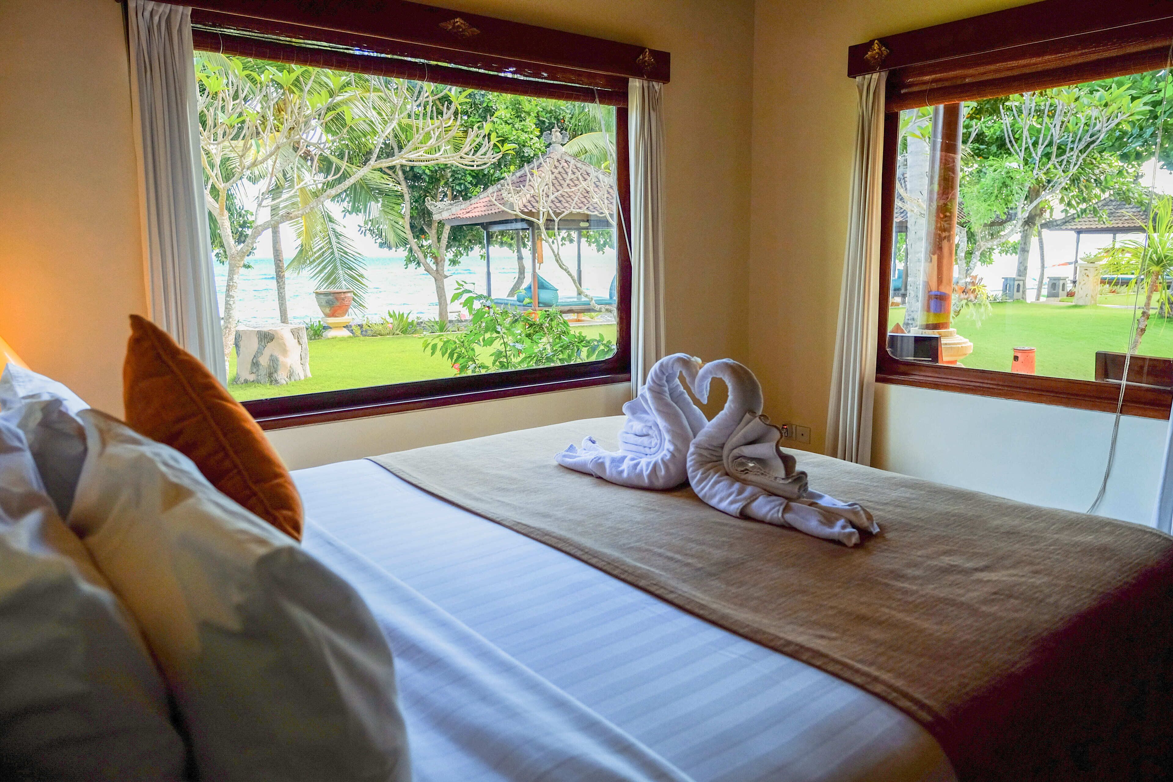 Deluxe Beach Front Villa | Minibar, brankas, meja kerja, dan setrika/meja setrika