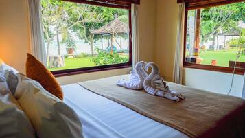 Deluxe Beach Front Villa | Minibar, brankas, meja kerja, dan setrika/meja setrika