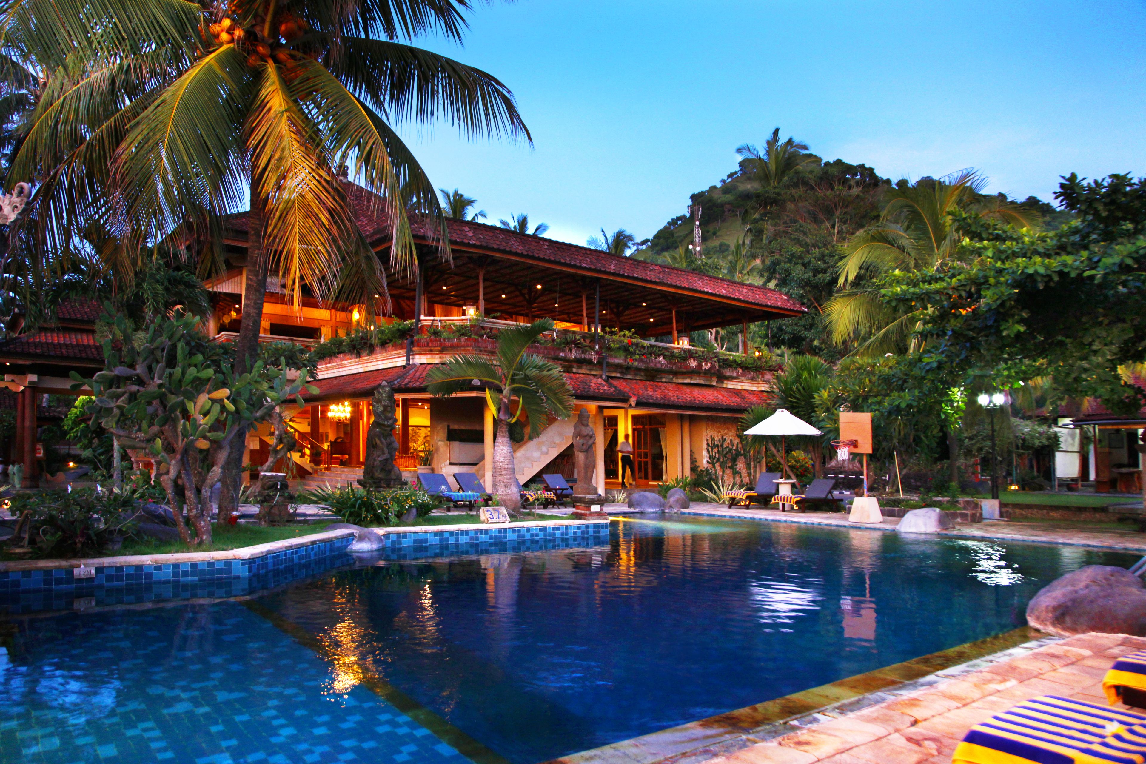 室外游泳池，日光浴躺椅