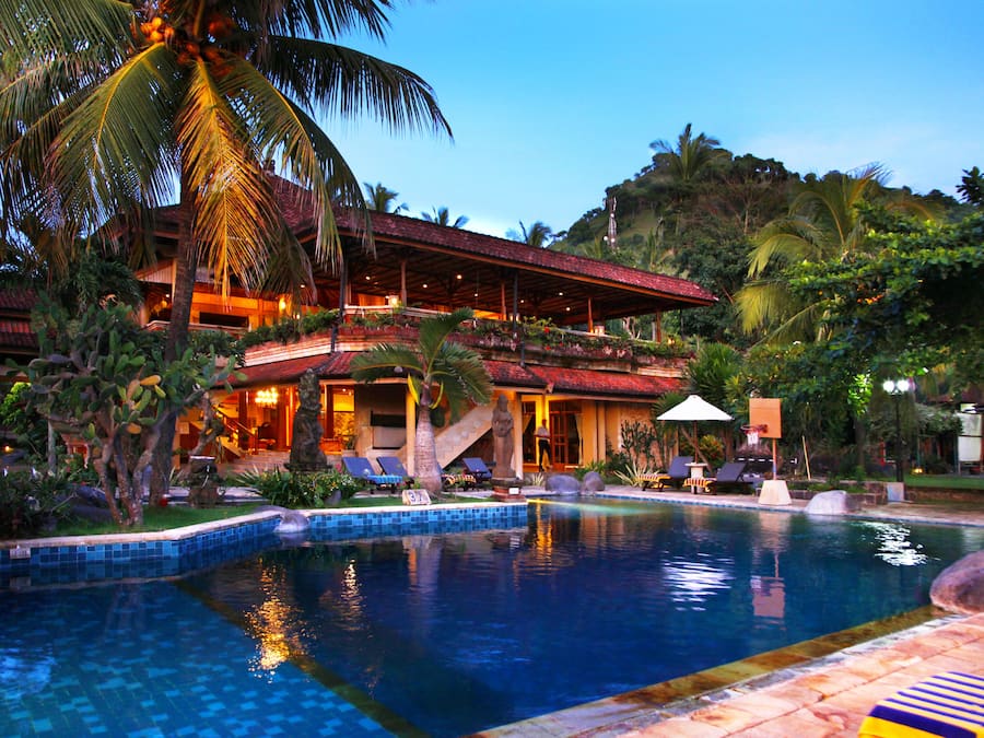 Utendørsbasseng og solsenger