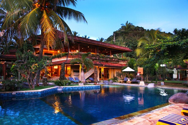 Hồ bơi ngoài trời, ghế dài tắm nắng