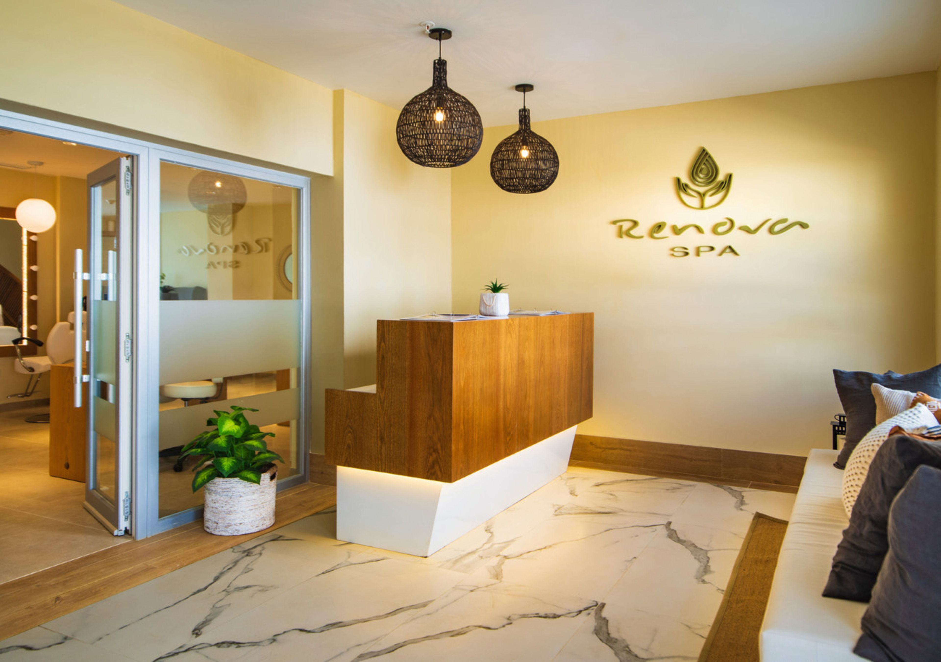 Sauna, hot tub, body treatments, aromatherapy, hot stone massages
