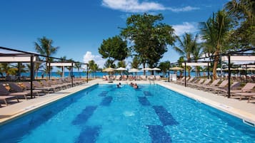 2 utendørsbassenger, bassengparasoller og solsenger