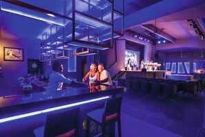 4 Bars/Lounges, Bar im Pool, Poolbar