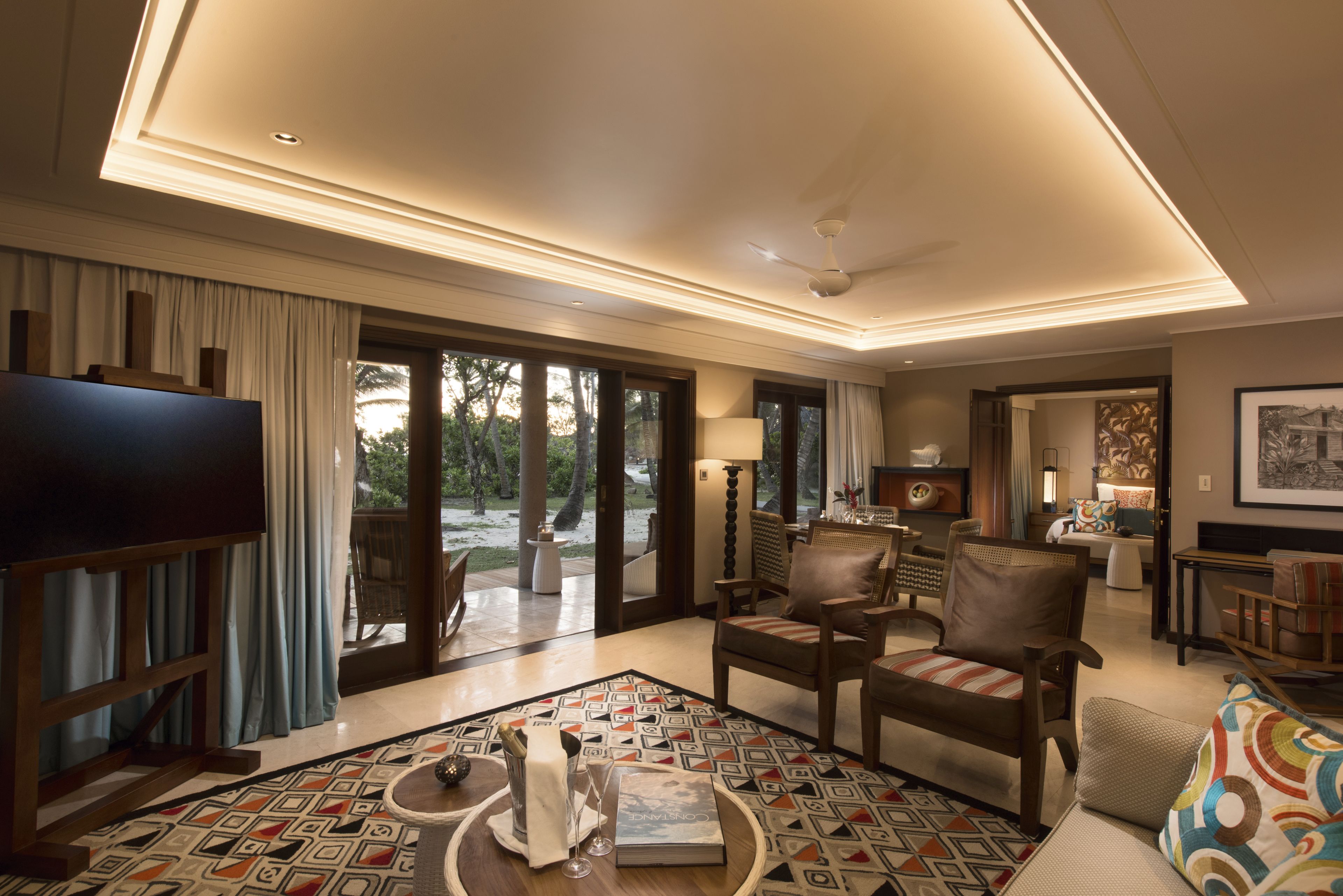 senior suite | bar (on property)