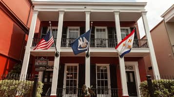 Vista frontal de la propiedad