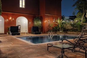 Outdoor pool, sun loungers - Le Richelieu Hotel (New Orleans)