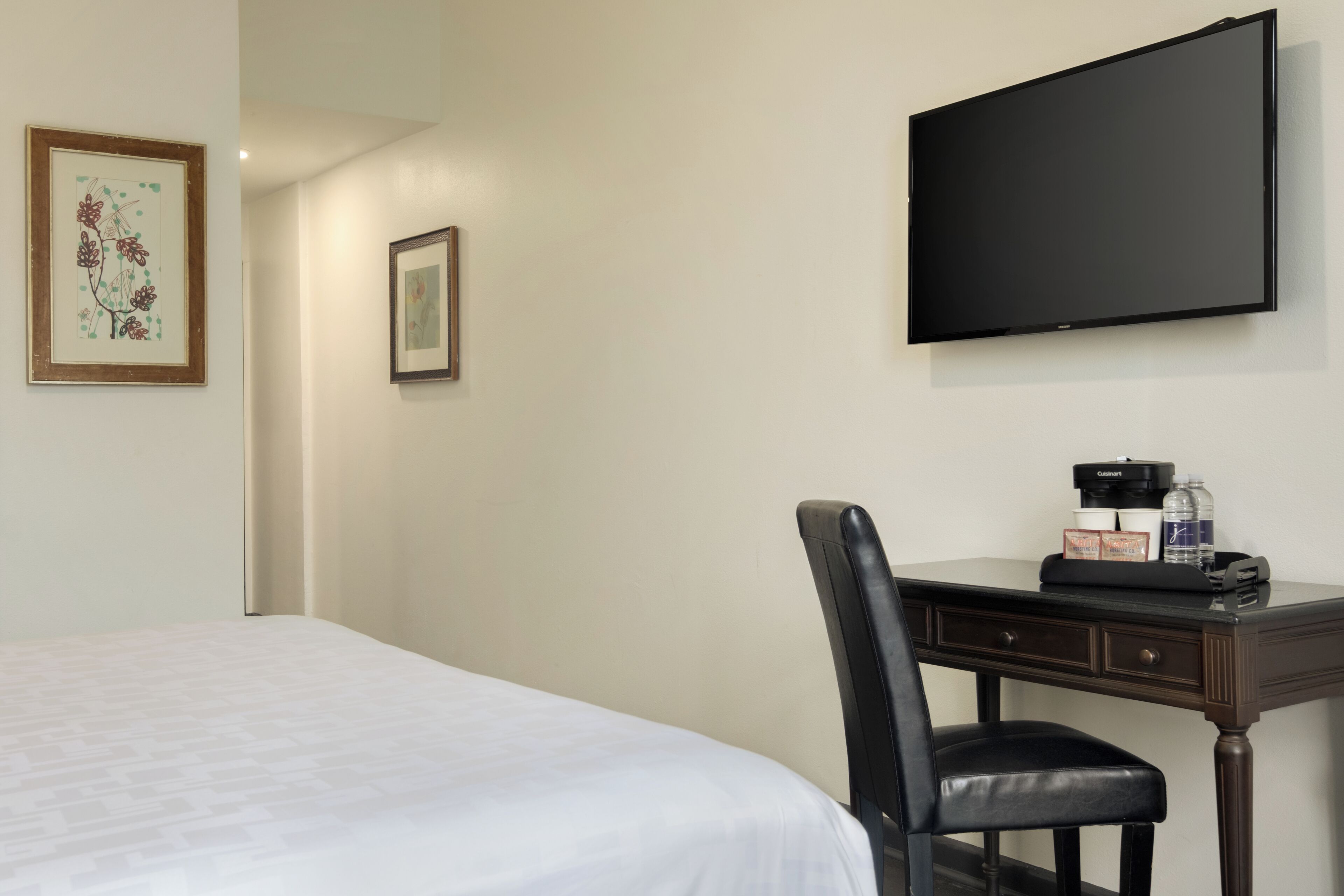 1 bedroom, in-room safe, individually decorated, individually furnished