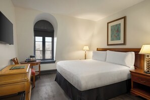 Deluxe Room, 1 King Bed | In-room safe, individually decorated, individually furnished - Le Richelieu Hotel (New Orleans)