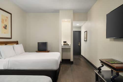 华丽客房, 2 张大床 | 客房内保险箱、熨斗/熨衣板、免费 WiFi、特色装修