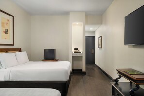 Deluxe-huone, 2 keskisuurta parisänkyä | Tallelokero huoneessa, yksilöllisesti sisustettu
