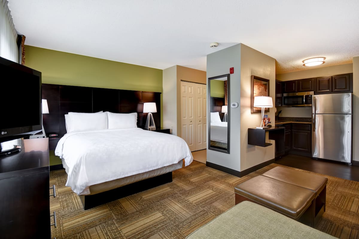 studio suite, 1 queen bed with sofa bed, kitchen | 1 bedroom, premium bedding, in-room safe, desk