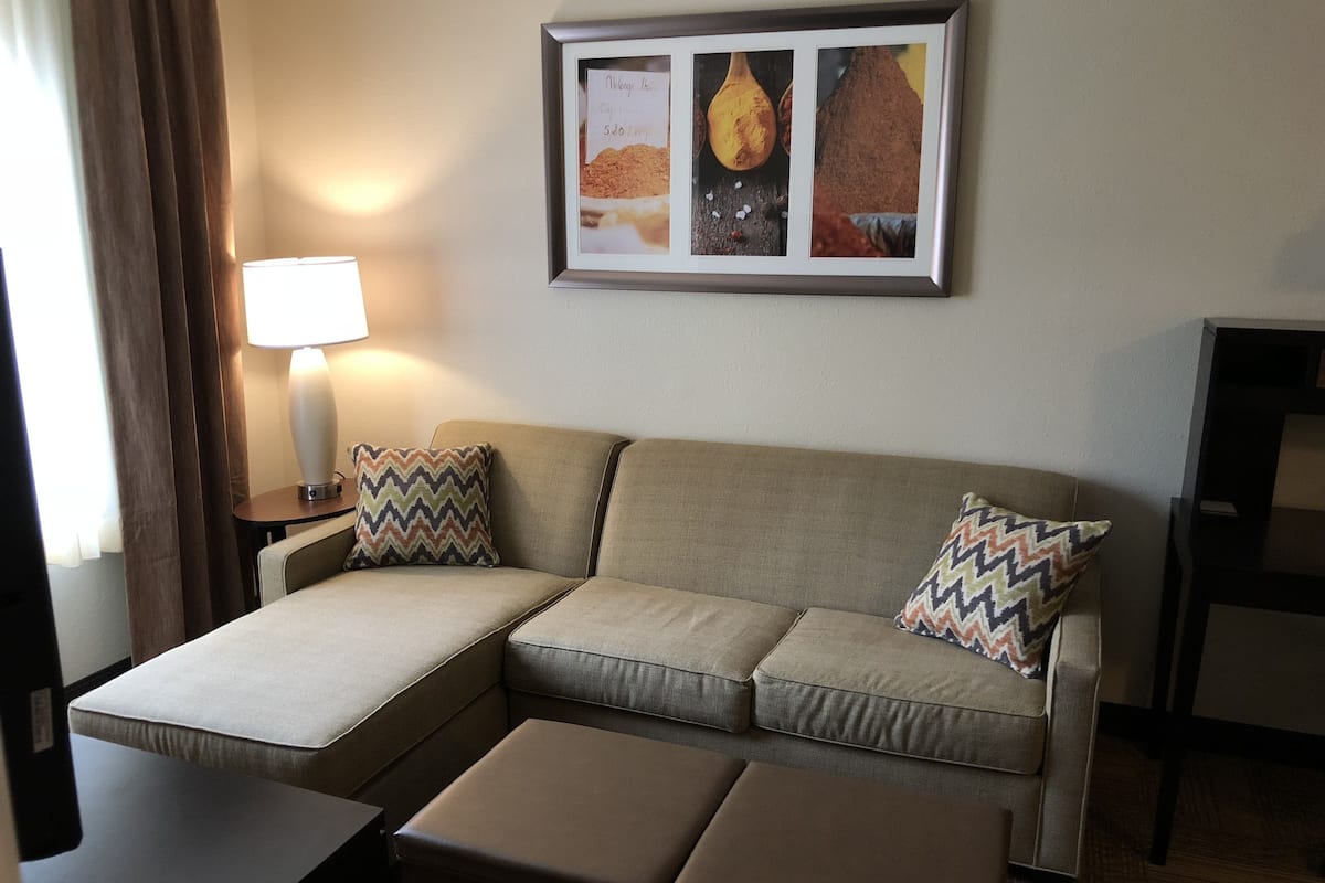 Suite, 1 slaapkamer, keuken | Luxe beddengoed, een kluis op de kamer, een bureau