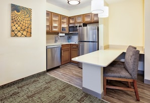 Full-size fridge, microwave, dishwasher, coffee/tea maker
