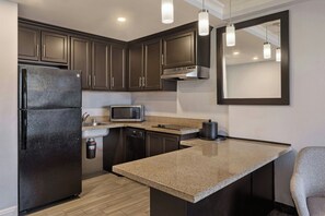 ห้องสวีท, 1 ห้องนอน, วิวเมือง | เครื่องนอนระดับพรีเมียม, ตู้นิรภัยในห้องพัก, โต๊ะทำงาน