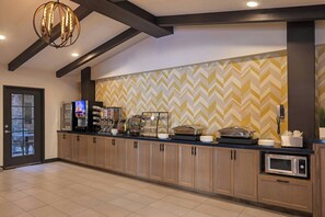 Café da manhã com buffet grátis todos os dias