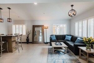 Smart TV 42 polegadas com canais via satélite, Netflix, Hulu