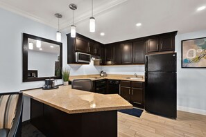 Suite, 1 cama de matrimonio grande, no fumadores, cocina | Cocina privada | Frigorífico, microondas y cafetera o tetera