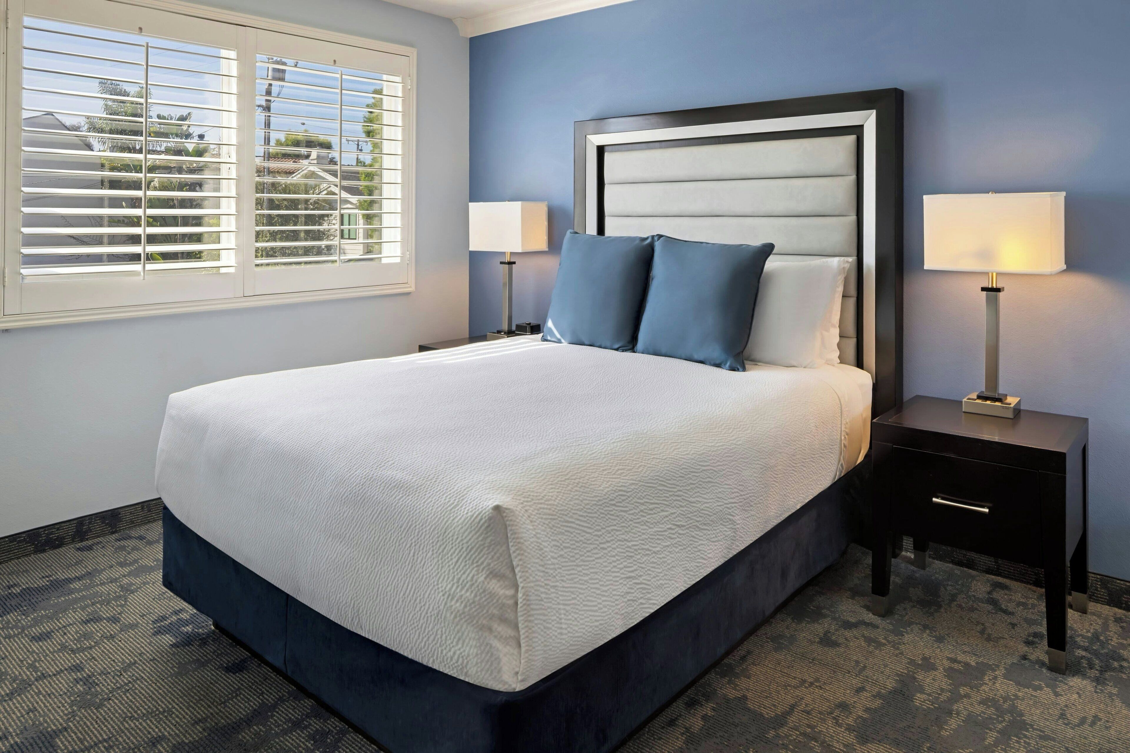 Studio, 1 Queen-Bett und Schlafsofa, Blick auf den Innenhof | Hochwertige Bettwaren, Zimmersafe, Schreibtisch, Bügeleisen/Bügelbrett