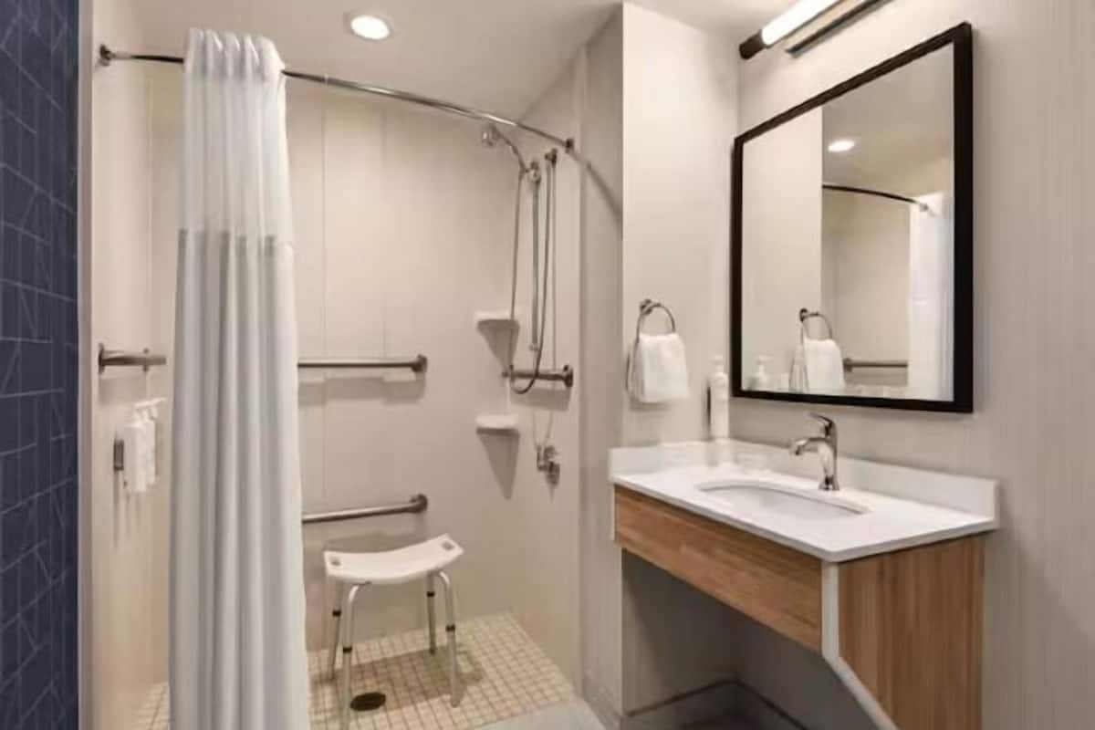 Bathroom | Combined shower/tub, free toiletries, hair dryer, towels