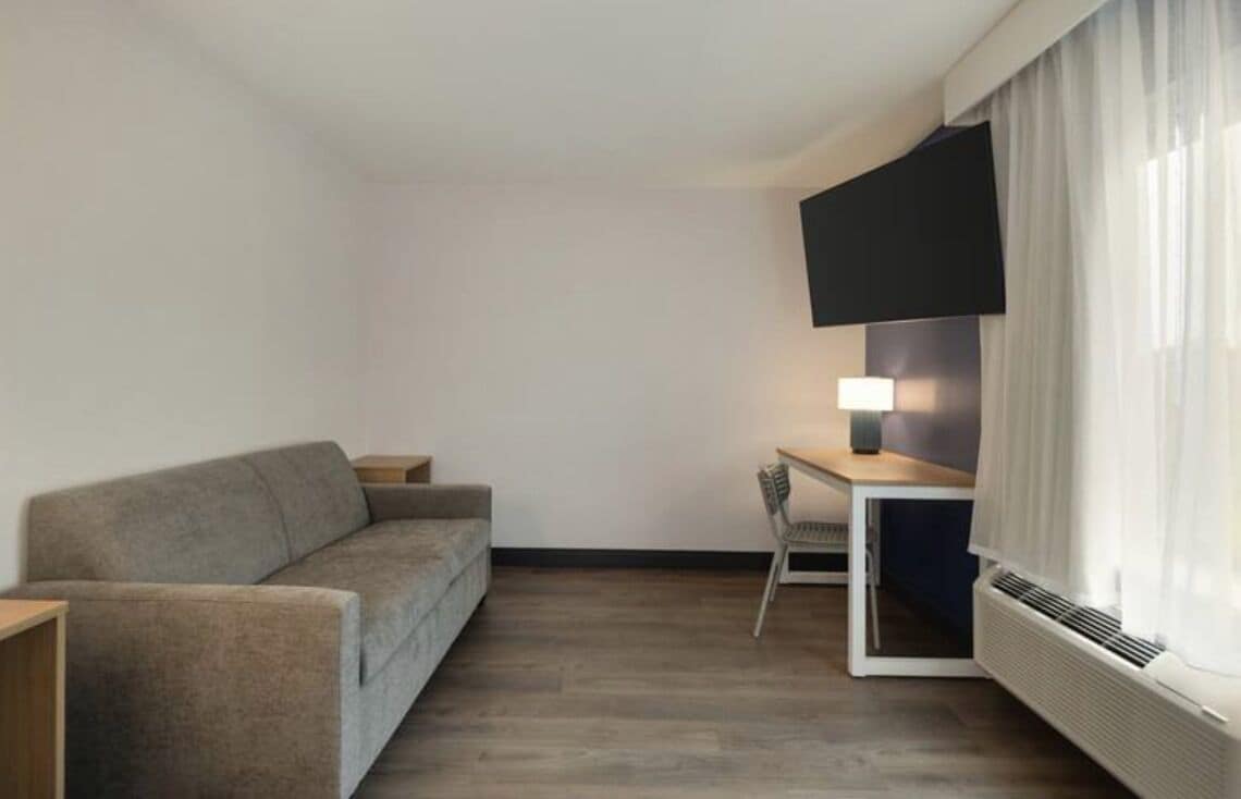 スイート クイーンベッド 2 台 | セーフティボックス (室内)、デスク、アイロン / アイロン台、WiFi (無料)