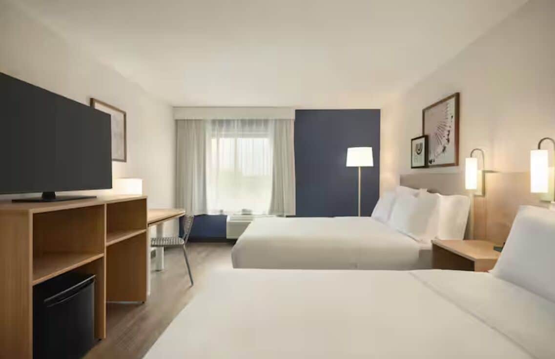 Rom, 2 queensize-senger | Safe på rommet, skrivebord, strykejern/-brett og wi-fi (inkludert)