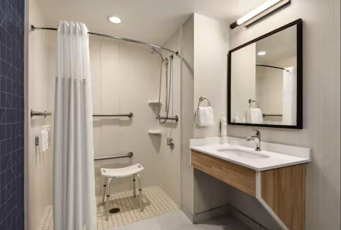 Rom, 1 queensize-seng, tilgjengelighetstilpasset (Mobility & Hearing, Roll-in Shower) | Safe på rommet, skrivebord, strykejern/-brett og wi-fi (inkludert)