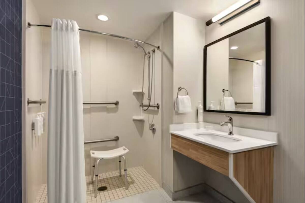 客房, 1 張加大雙人床, 無障礙 (Mobility & Hearing, Roll-in Shower) | 房內夾萬、書桌、熨斗/熨衫板、免費 Wi-Fi
