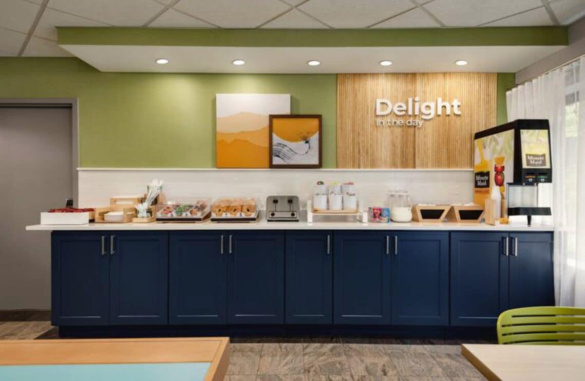 朝食 (コンチネンタル ブレックファスト)、毎日提供 (無料)