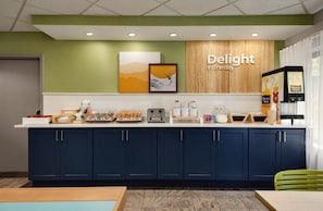 朝食 (コンチネンタル ブレックファスト)、毎日提供 (無料)