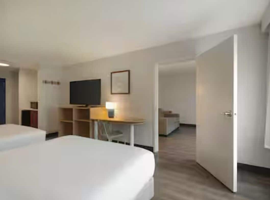 Suite, 2 queensize-senger | Safe på rommet, skrivebord, strykejern/-brett og wi-fi (inkludert)