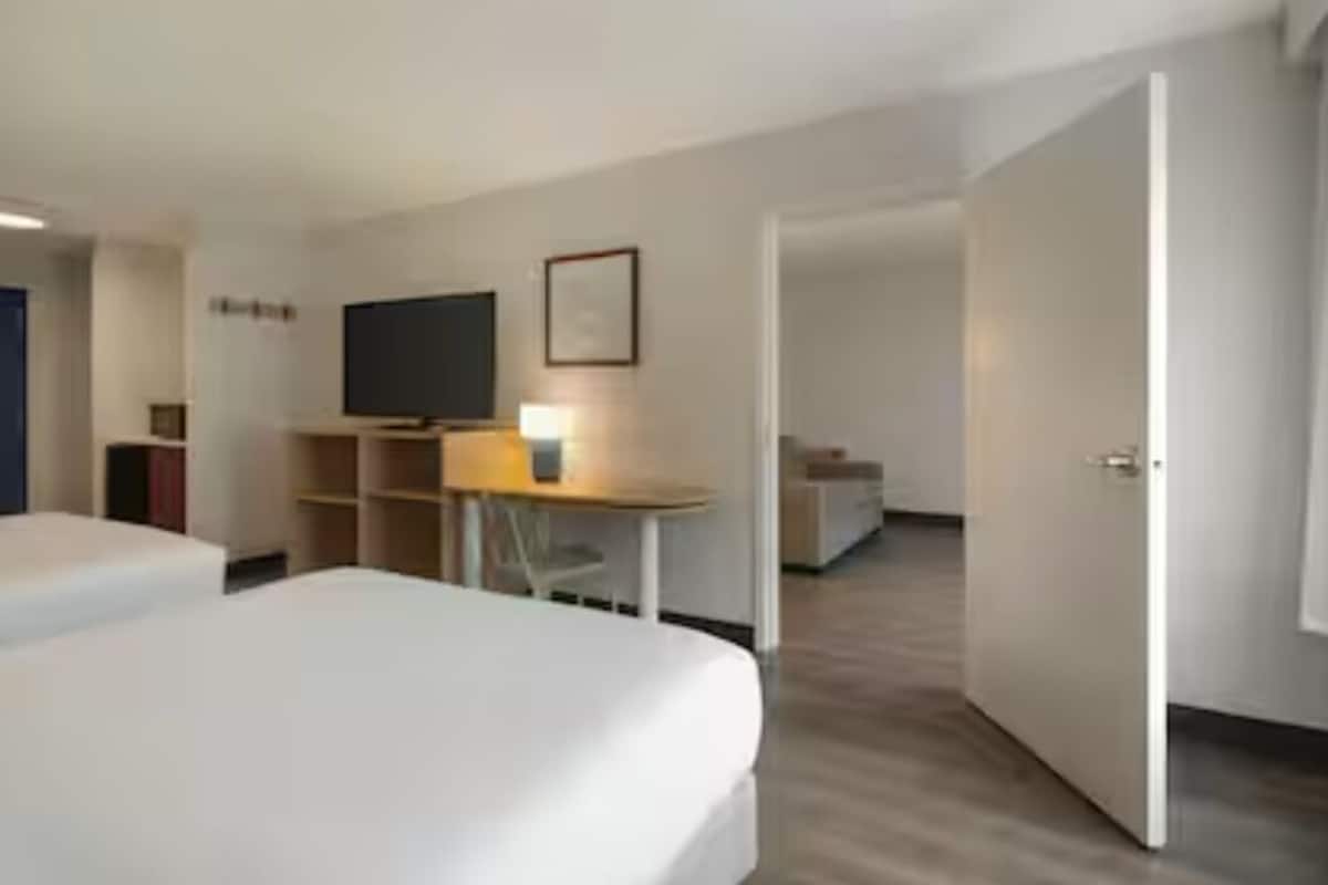 Suite, 2 camas Queen size | Caja de seguridad en la habitación y escritorio