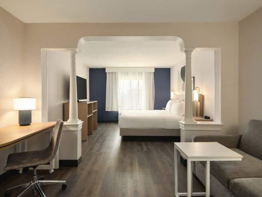 In-room safe, desk, iron/ironing board, free WiFi