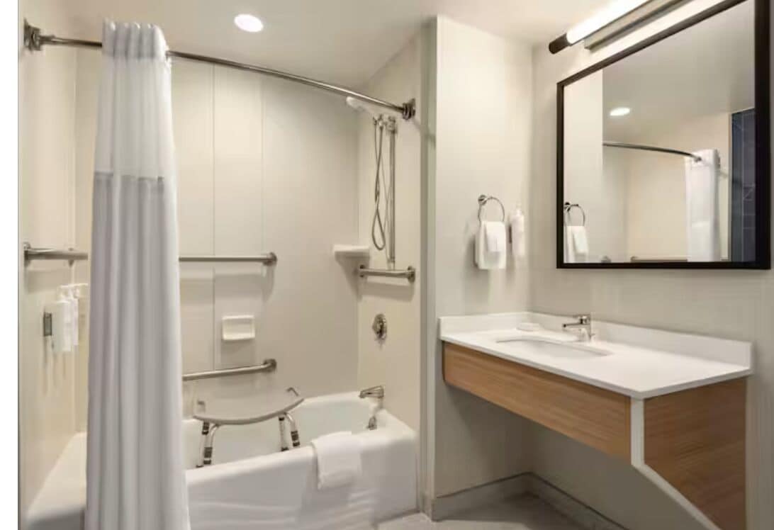 Rom, 1 queensize-seng, tilgjengelighetstilpasset, badekar (Mobility & Hearing) | Safe på rommet, skrivebord, strykejern/-brett og wi-fi (inkludert)