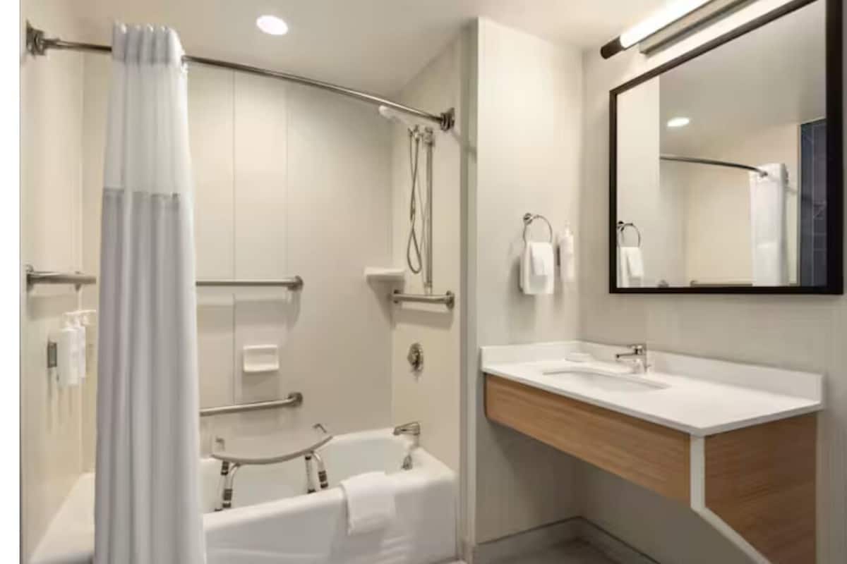 Habitación, 1 cama Queen size, con acceso para personas discapacitadas, tina (Mobility & Hearing) | Caja de seguridad en la habitación y escritorio