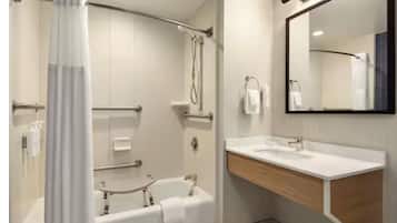 Rom, 1 queensize-seng, tilgjengelighetstilpasset, badekar (Mobility & Hearing) | Safe på rommet, skrivebord, strykejern/-brett og wi-fi (inkludert)