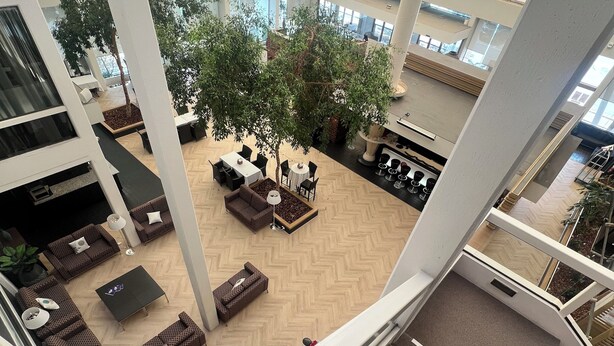 A multi-level indoor space with a central open area featuring seating arrangements, surrounded by white pillars and a glass ceiling. - Pavilion Hotel Wagga Wagga (Wagga Wagga)