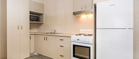 Microwave, ketel listrik, dan pemanggang roti